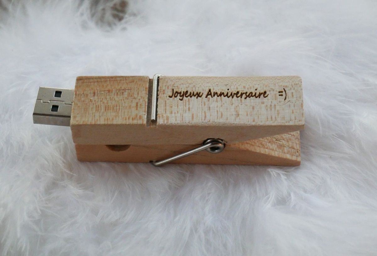 Gegraveerde houten USB-sleutel om te personaliseren
