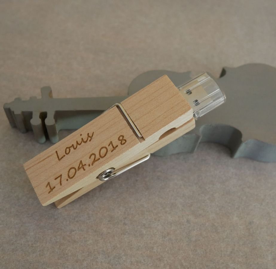 Gegraveerde houten USB-sleutel om te personaliseren