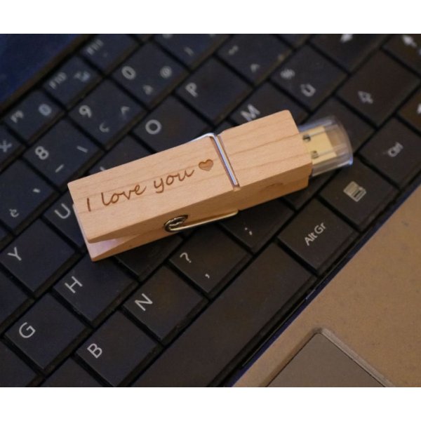 Gegraveerde houten USB-sleutel om te personaliseren