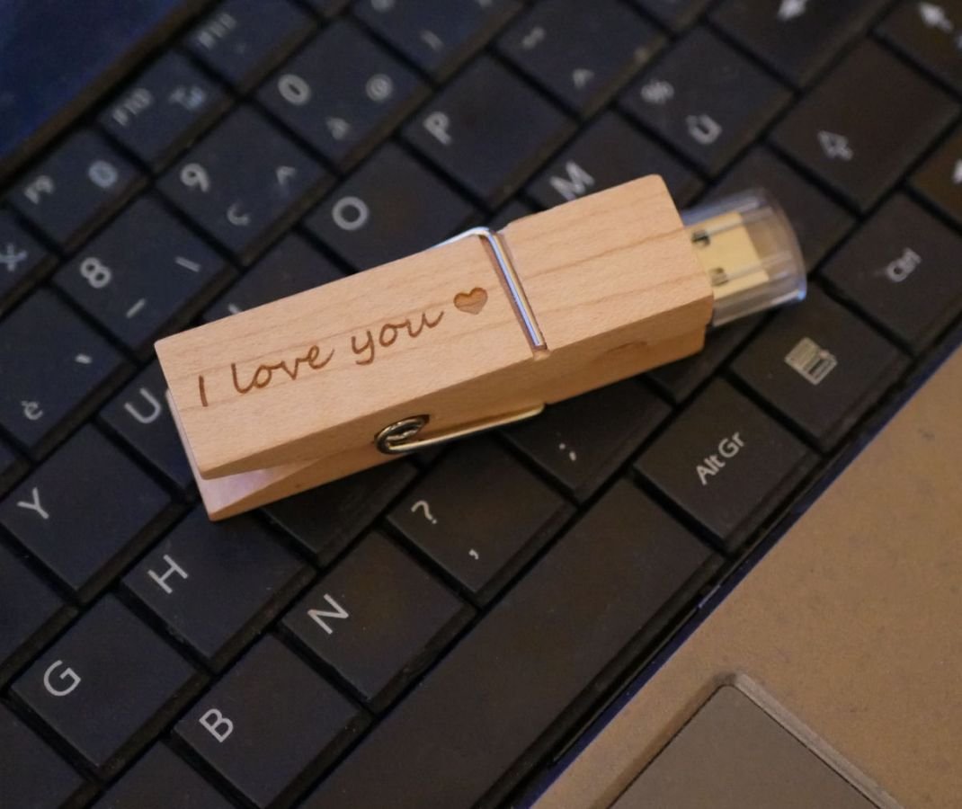 Gegraveerde houten USB-sleutel om te personaliseren