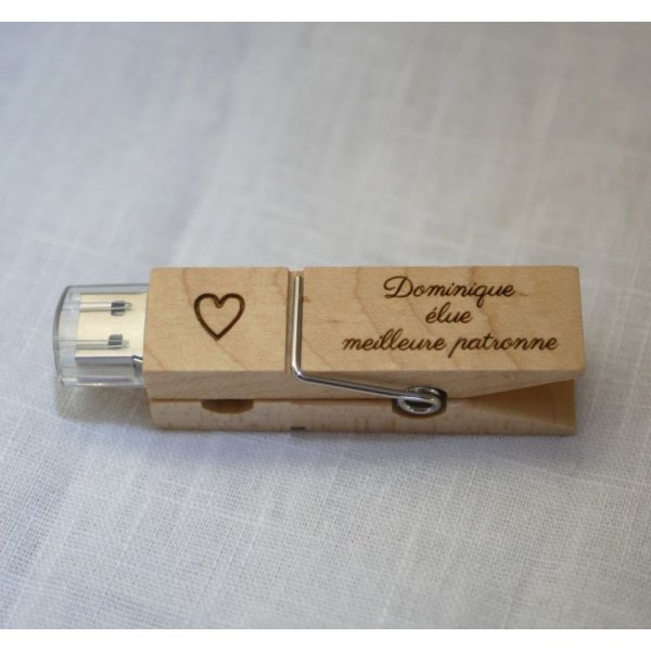 Gegraveerde houten USB-sleutel om te personaliseren