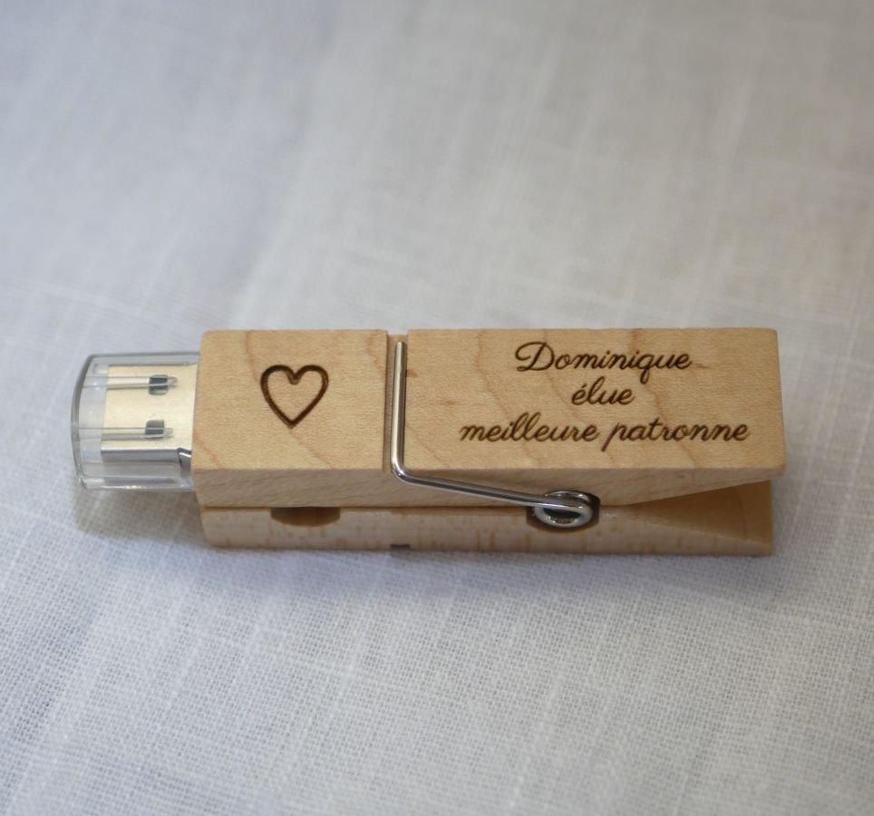 Gegraveerde houten USB-sleutel om te personaliseren