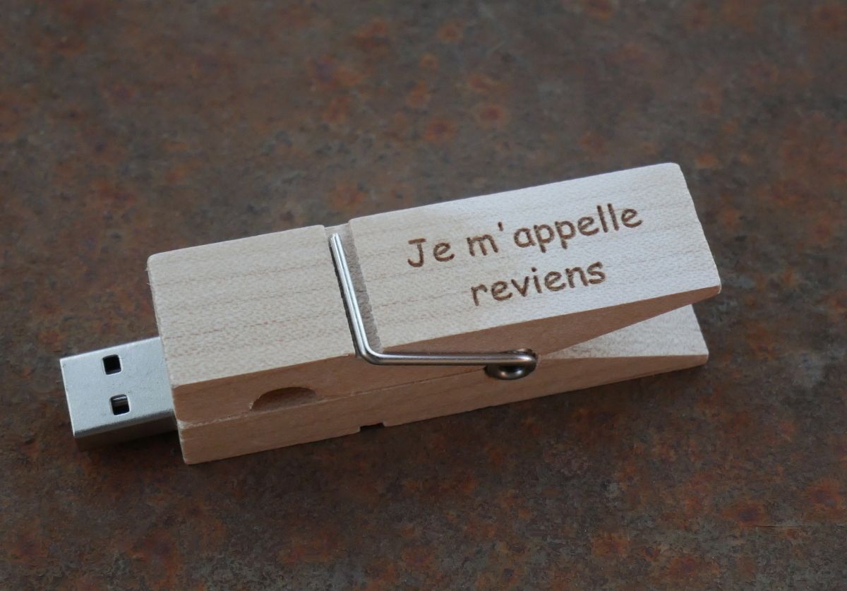 Gegraveerde houten USB-sleutel om te personaliseren