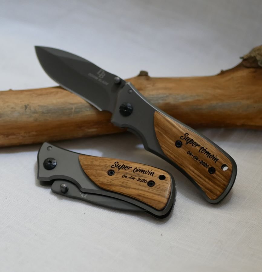 Vouwzakmes met gegraveerd houten handvat