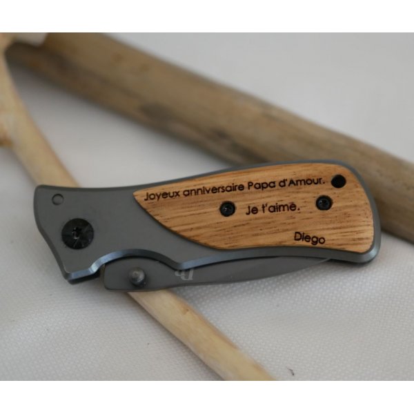 Vouwzakmes met gegraveerd houten handvat