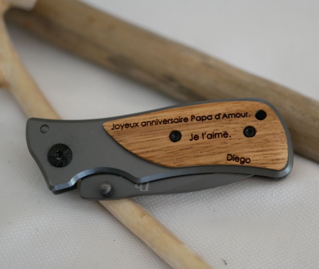 Vouwzakmes met gegraveerd houten handvat