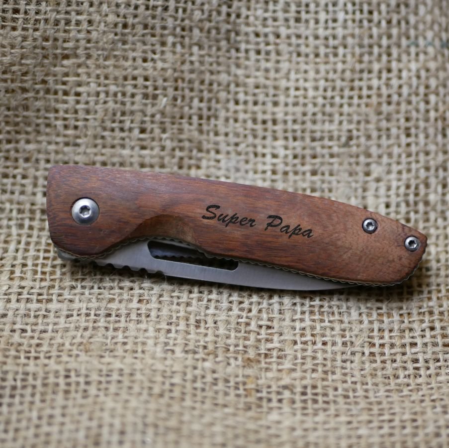 Gegraveerd mes met houten handvat om te personaliseren