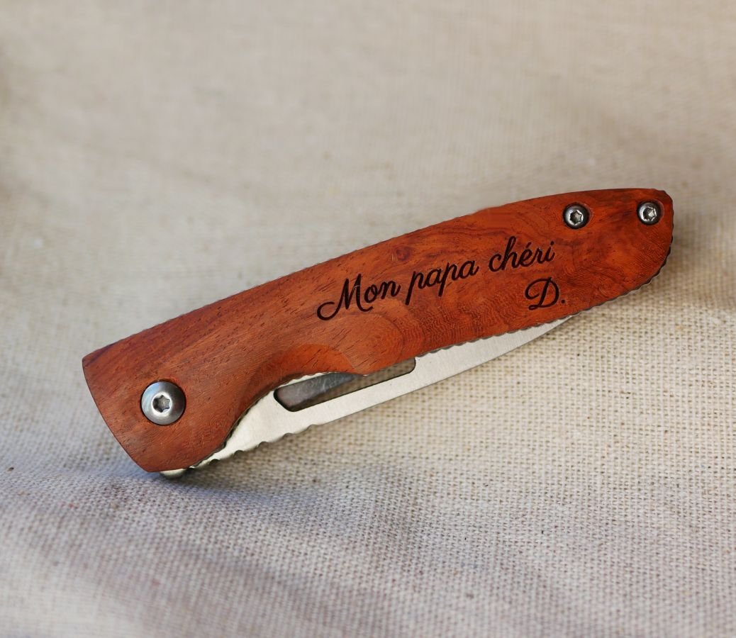 Gegraveerd mes met houten handvat om te personaliseren