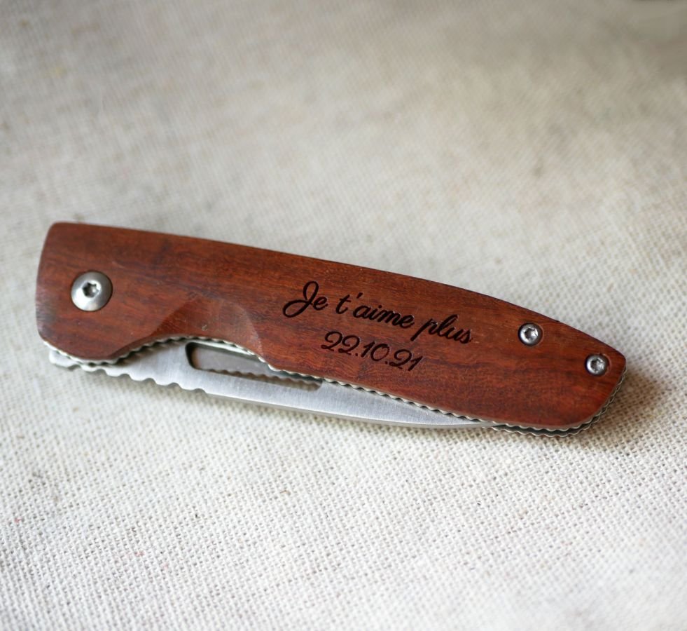 Gegraveerd mes met houten handvat om te personaliseren