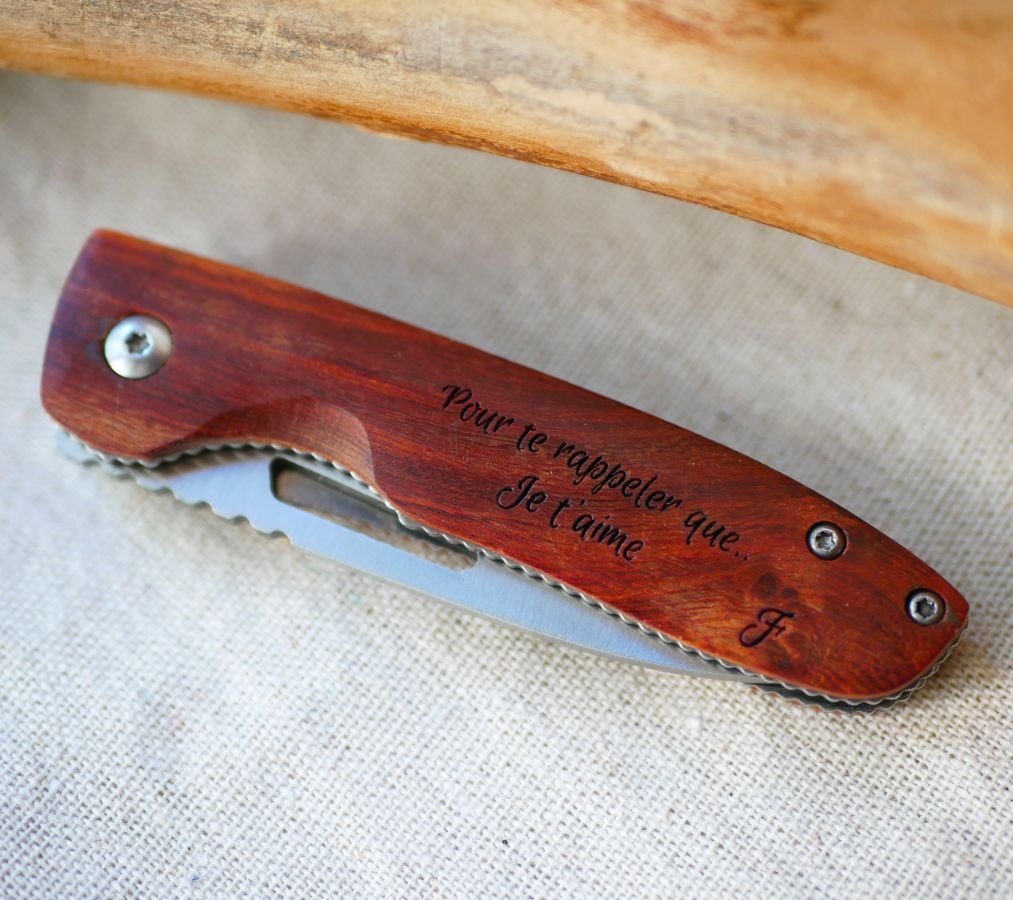 Gegraveerd mes met houten handvat om te personaliseren