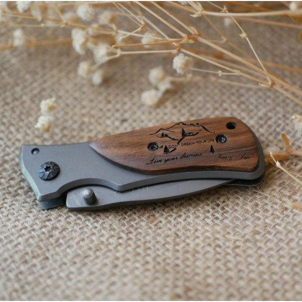Vouwzakmes met gegraveerd houten handvat
