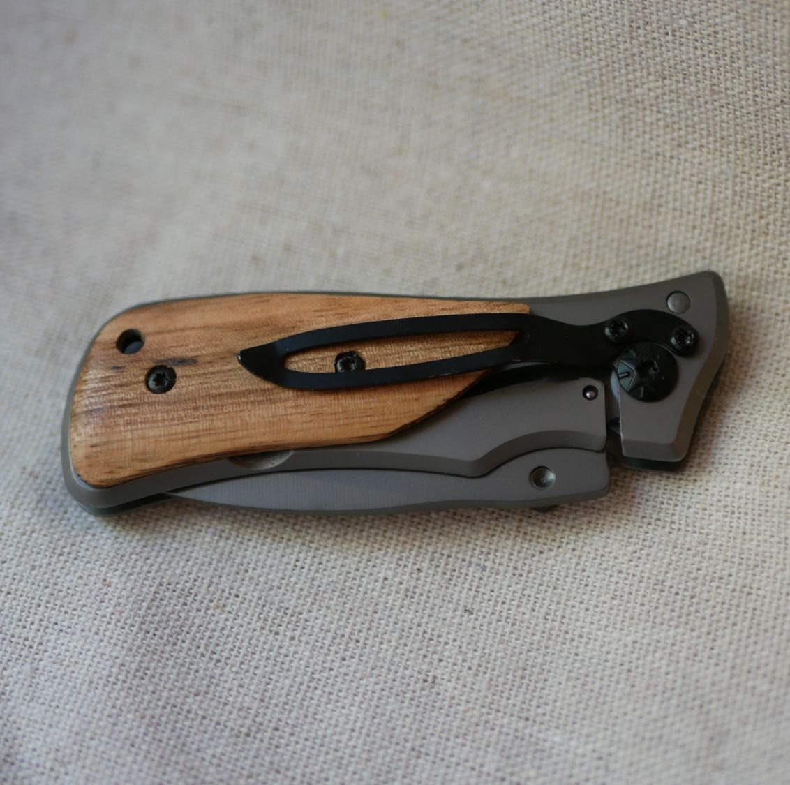 Vouwzakmes met gegraveerd houten handvat
