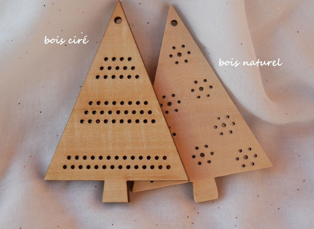 Duo van houten kerstbomen om zelf te borduren 