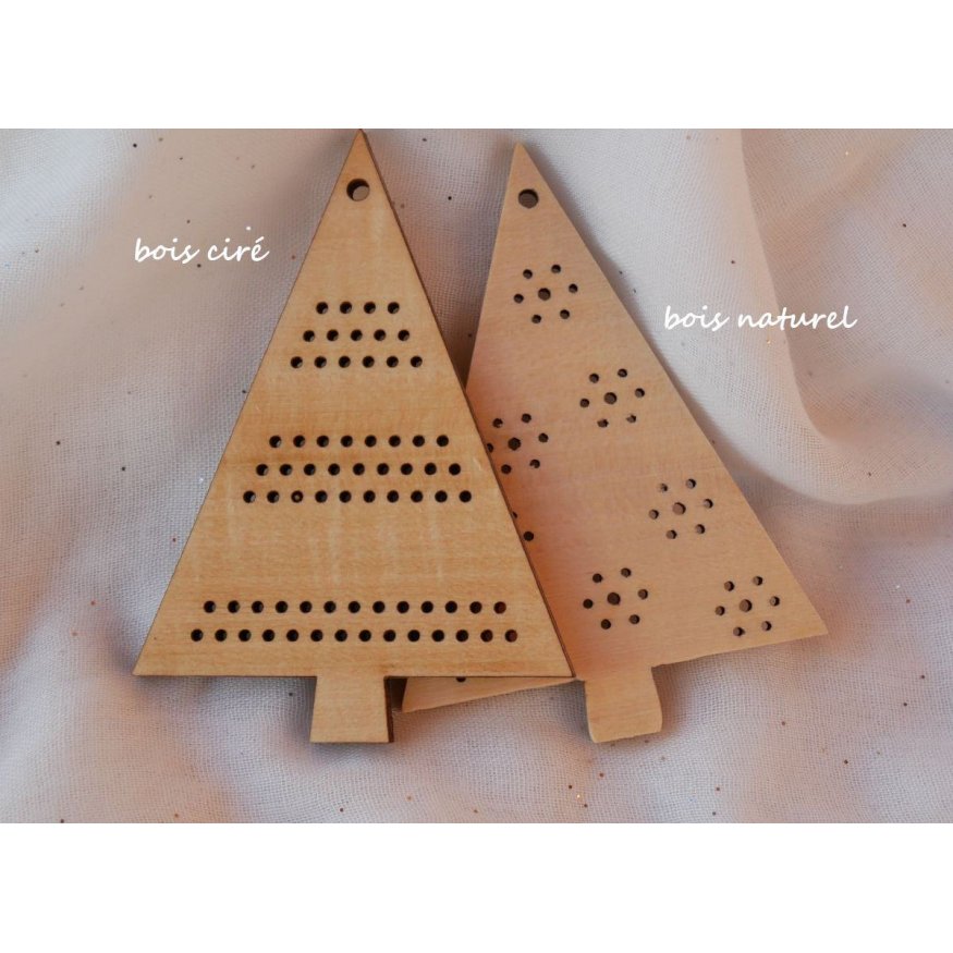 Duo van houten kerstbomen om zelf te borduren 