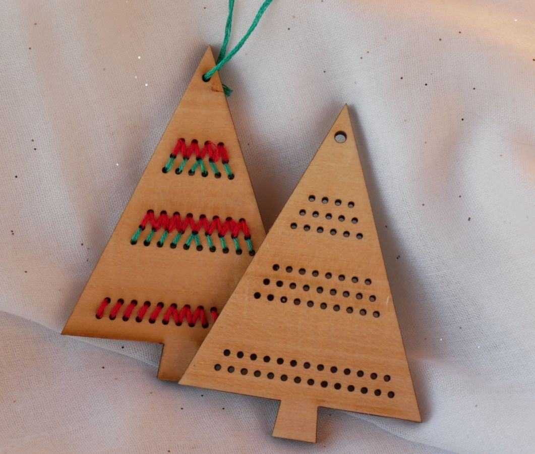 Duo van houten kerstbomen om zelf te borduren 