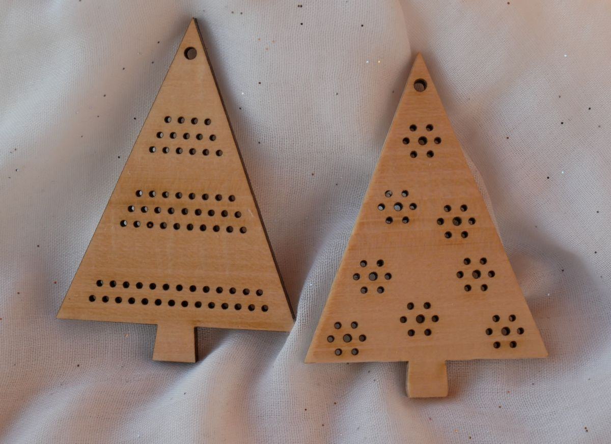 Duo van houten kerstbomen om zelf te borduren 