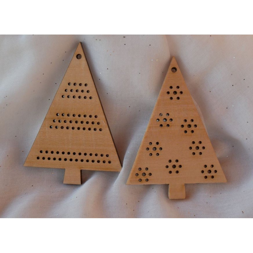 Duo van houten kerstbomen om zelf te borduren 
