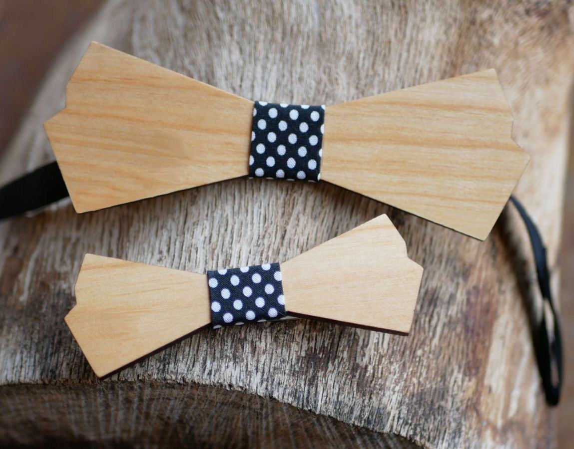 Houten herenstrik en damesbroche om te personaliseren