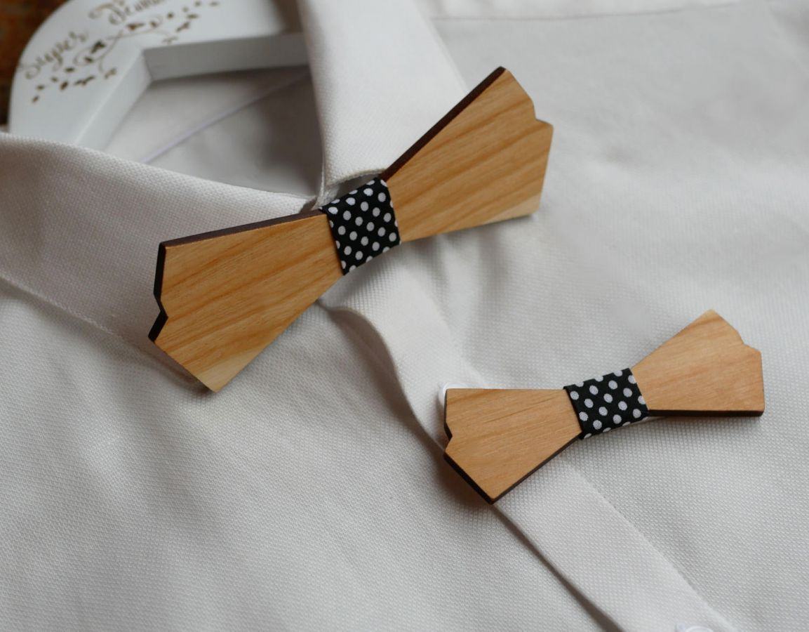 Houten herenstrik en damesbroche om te personaliseren