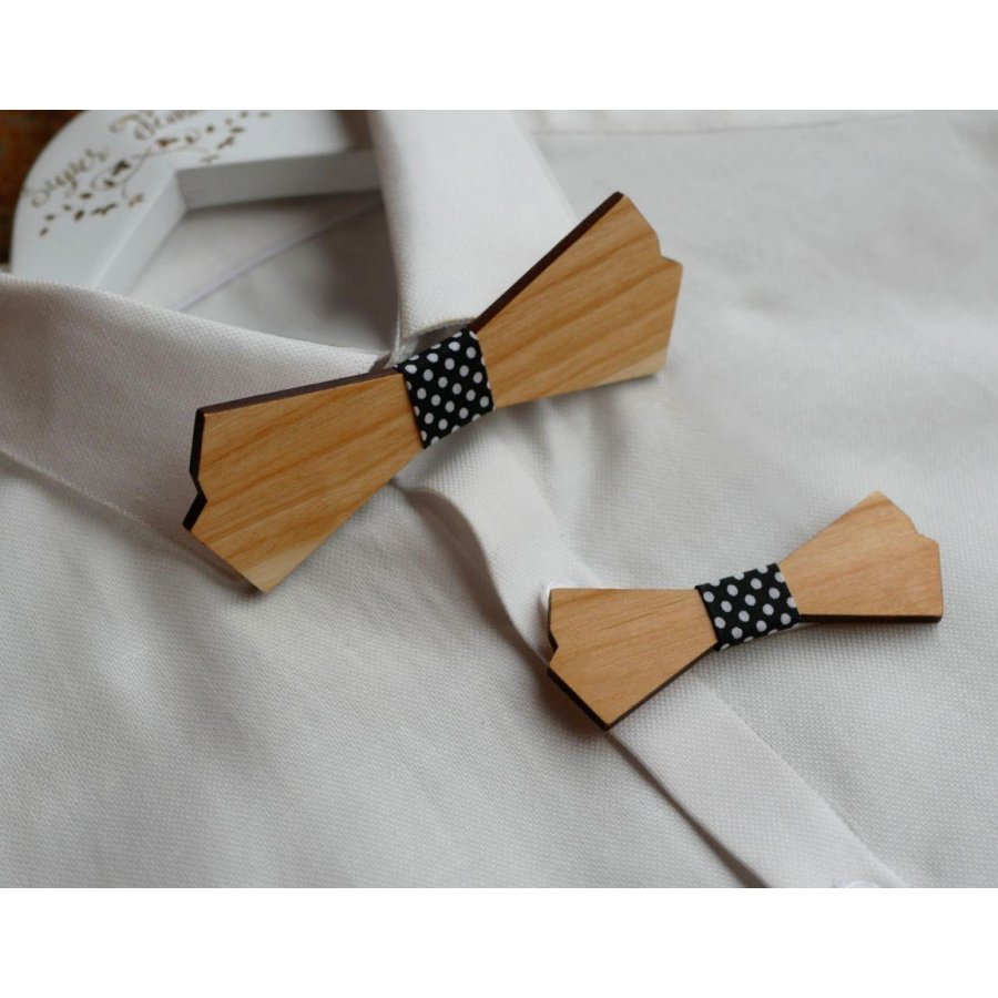 Houten herenstrik en damesbroche om te personaliseren