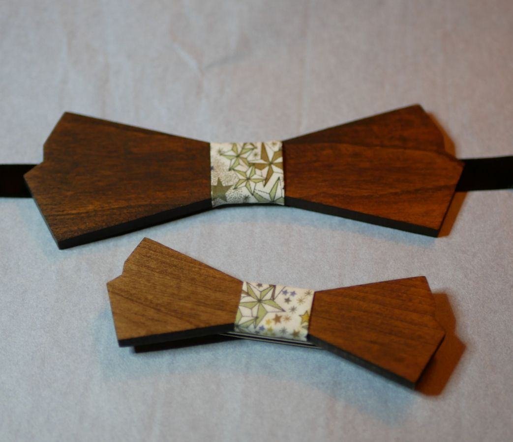 Houten herenstrik en damesbroche om te personaliseren