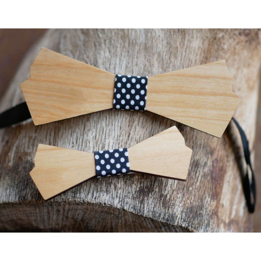 Houten herenstrik en damesbroche om te personaliseren