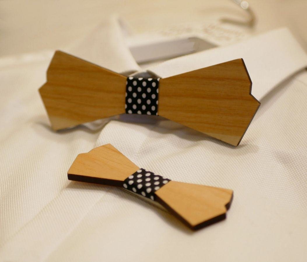 Houten herenstrik en damesbroche om te personaliseren