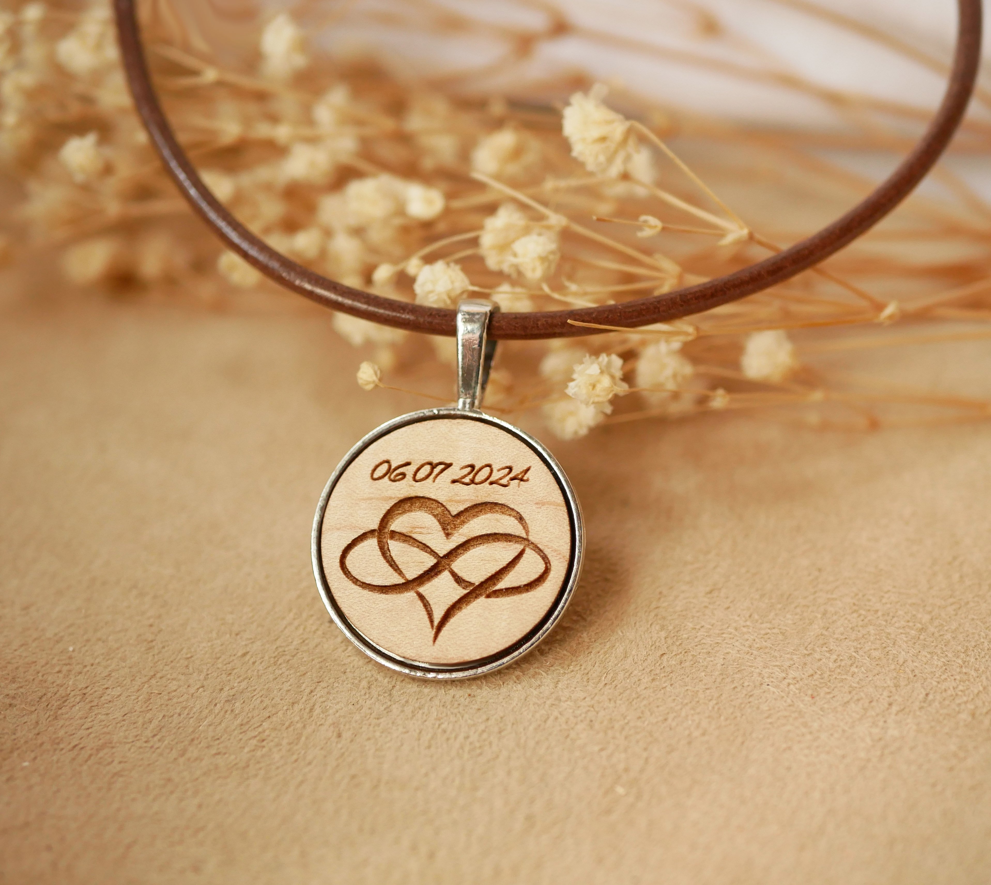 Gegraveerd houten medaillon aan een Europese leren halsketting om te personaliseren 