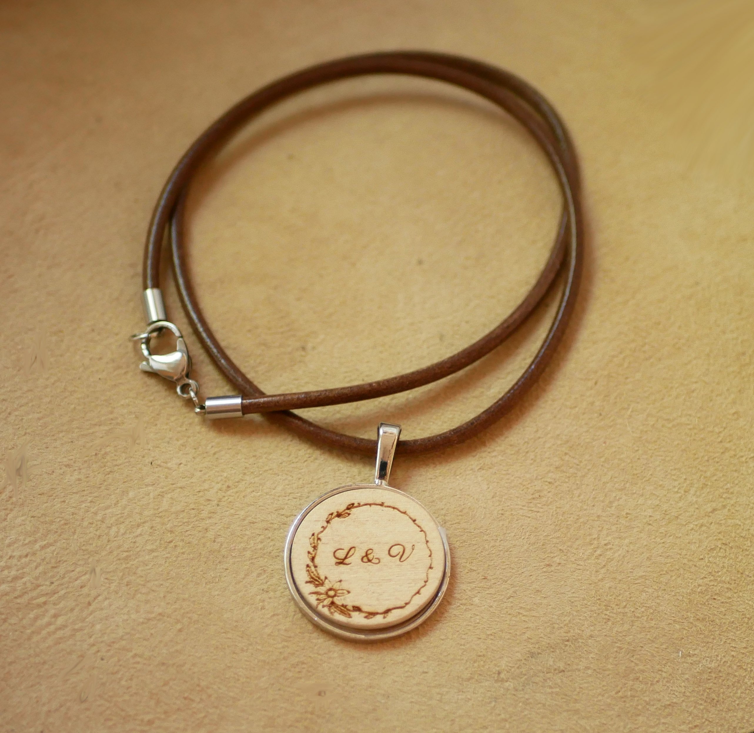 Gegraveerd houten medaillon aan een Europese leren halsketting om te personaliseren 