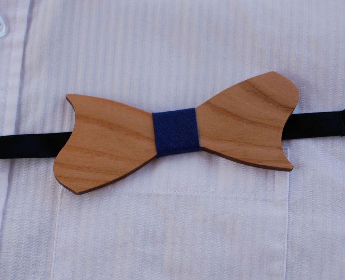 Originele asymmetrische strik in kersenhout om te personaliseren