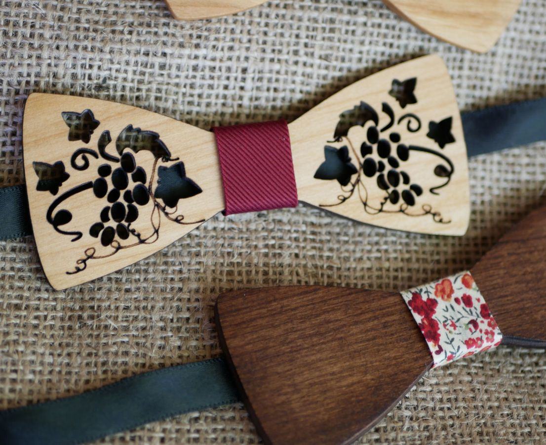Opengewerkte houten strik met wingerd en bladeren gemaakt in Frankrijk
