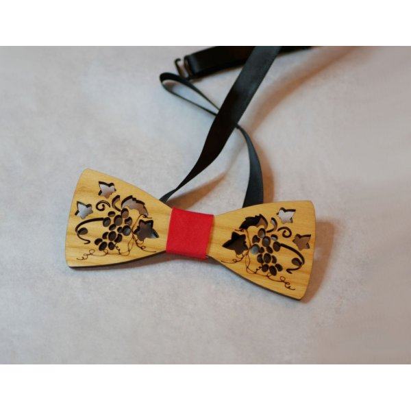 Opengewerkte houten strik met wingerd en bladeren gemaakt in Frankrijk