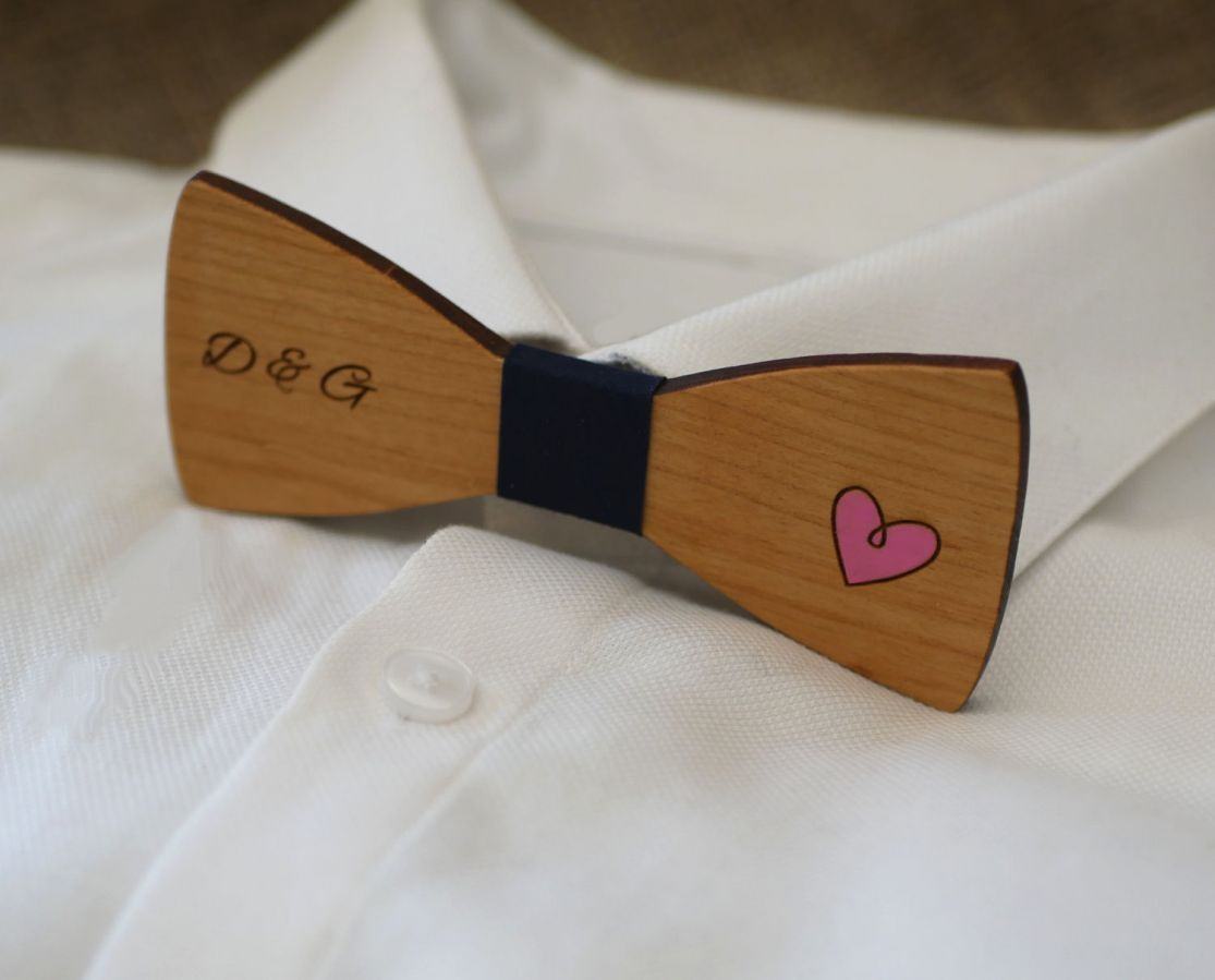 Houten vlinderdas met gegraveerd en geschilderd hart, te personaliseren made in France