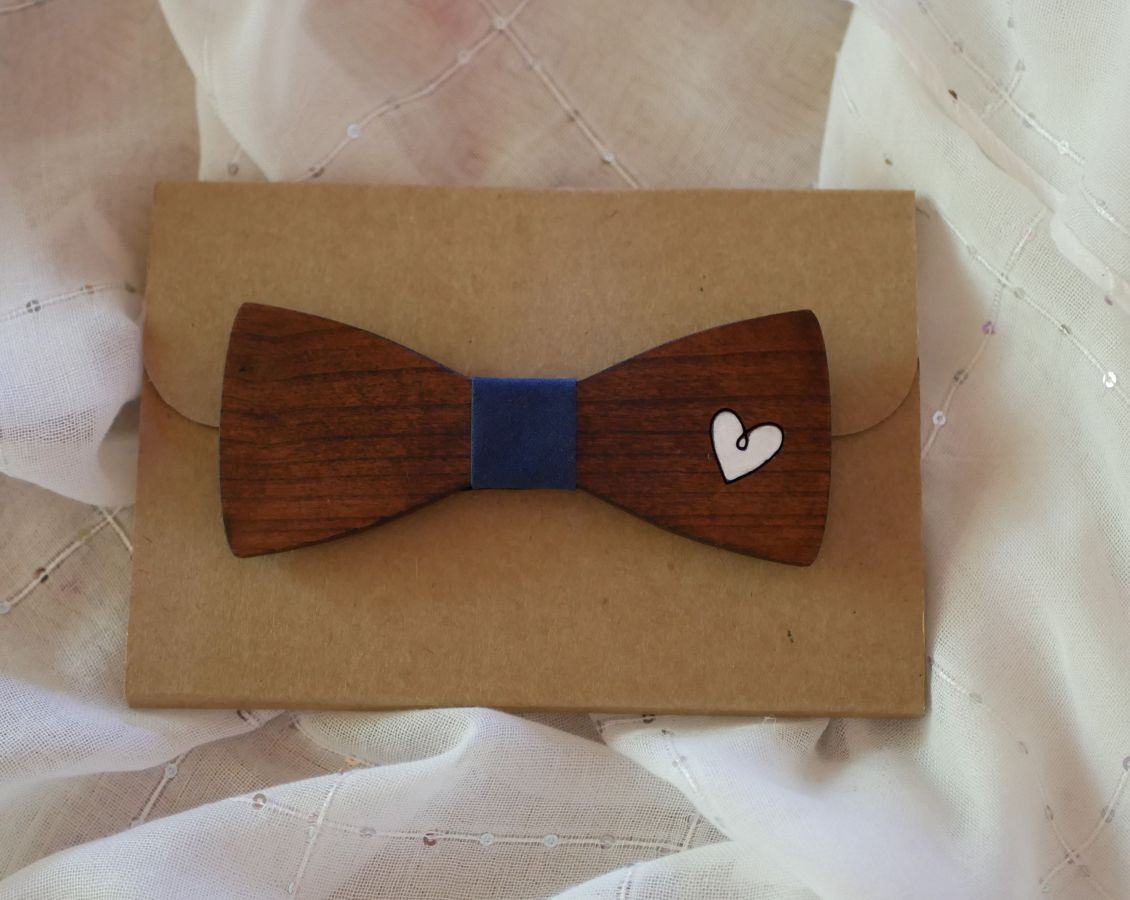 Houten vlinderdas met gegraveerd en geschilderd hart, te personaliseren made in France