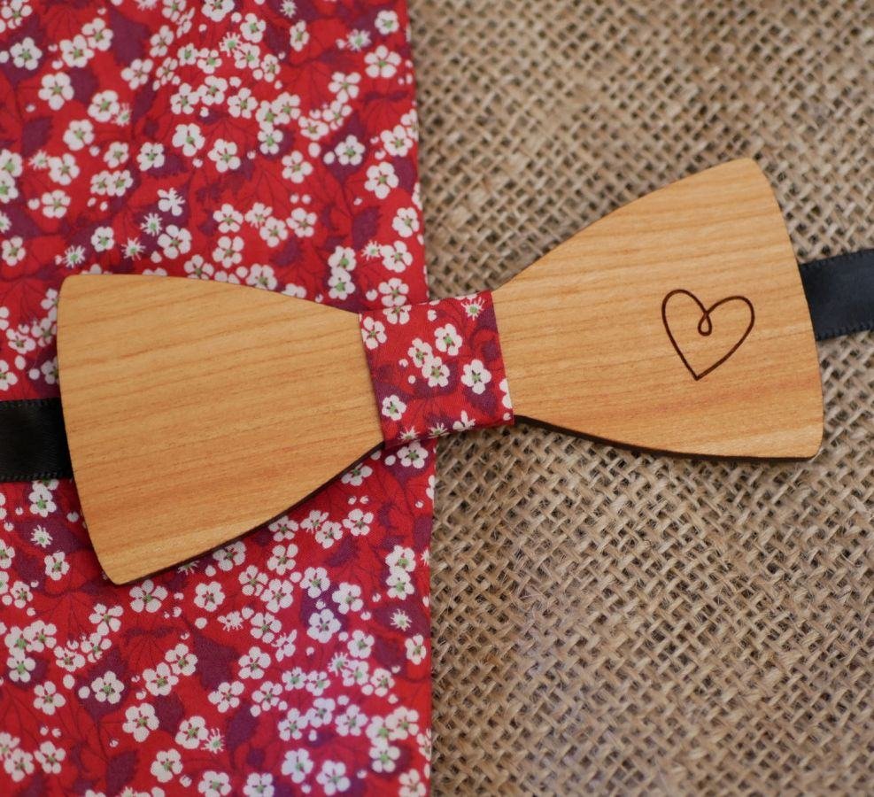 Houten vlinderdas met gegraveerd en geschilderd hart, te personaliseren made in France