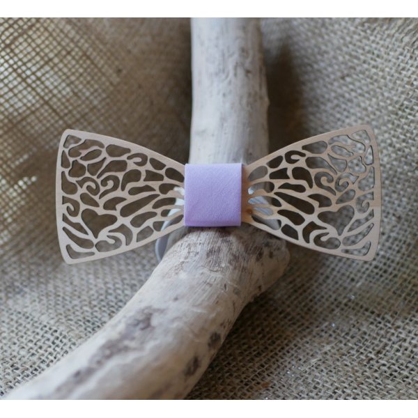 Houten strik met fijn kant en verborgen hart