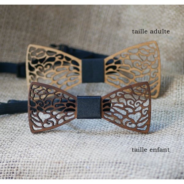 Houten strik met fijn kant en verborgen hart