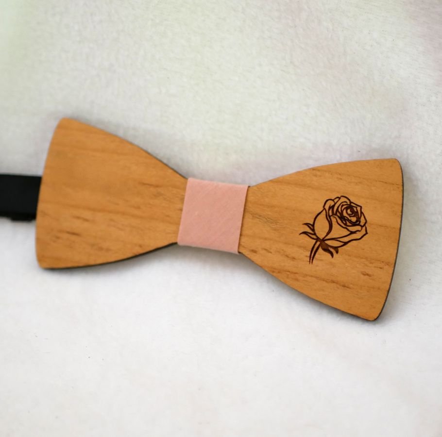 Houten vlinderdas met ontwerp naar keuze gegraveerd made in France
