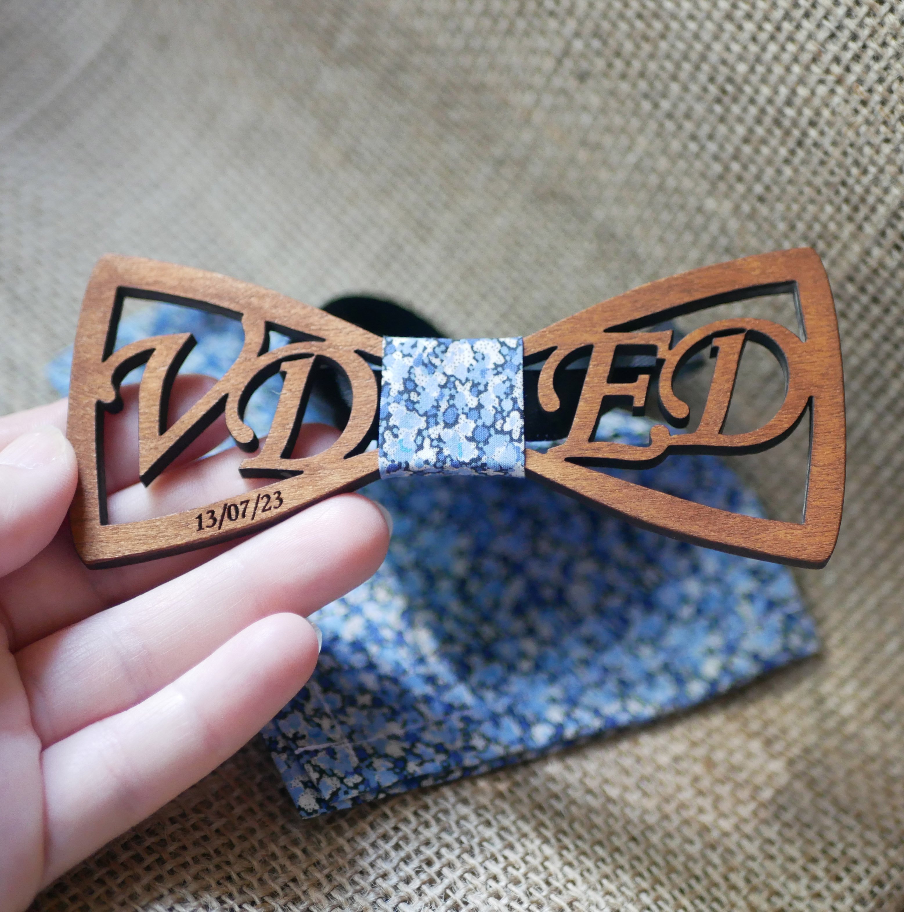 Houten dubbele strik met gepersonaliseerde opengewerkte initialen