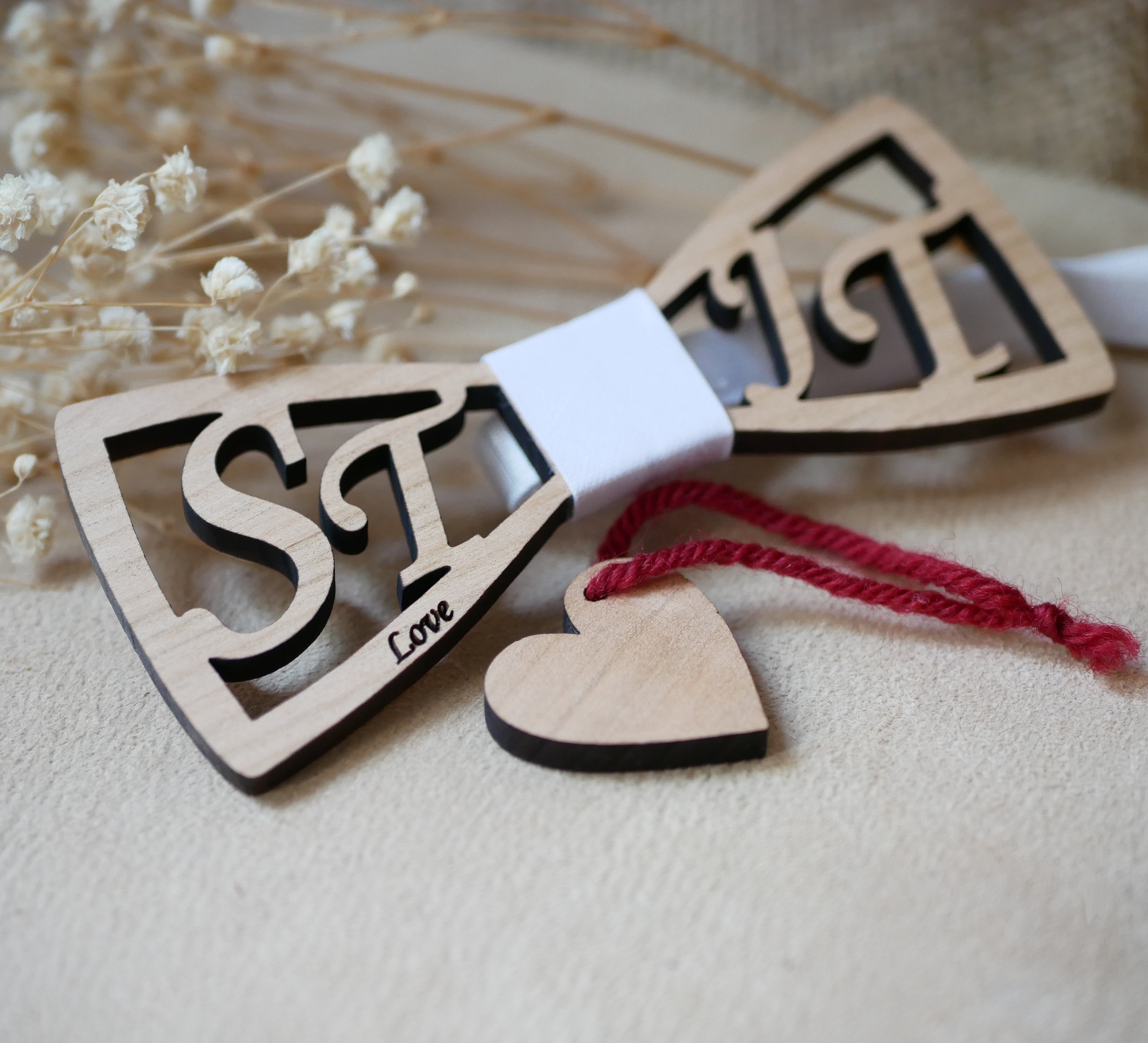 Houten dubbele strik met gepersonaliseerde opengewerkte initialen