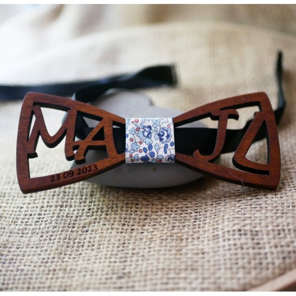 Houten dubbele strik met gepersonaliseerde opengewerkte initialen