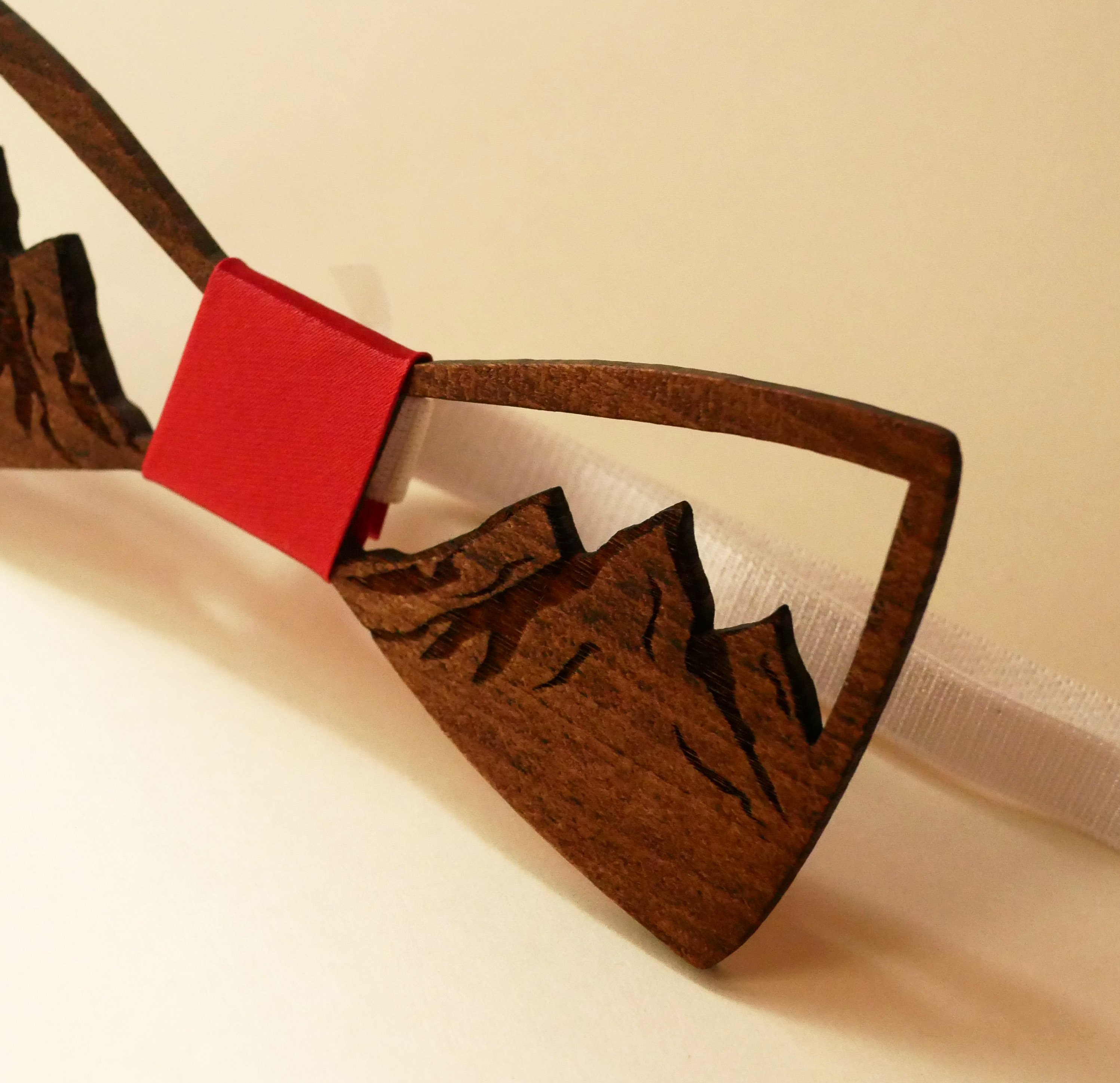 Frans houten vlinderdasje versierd met opengewerkte bergen 