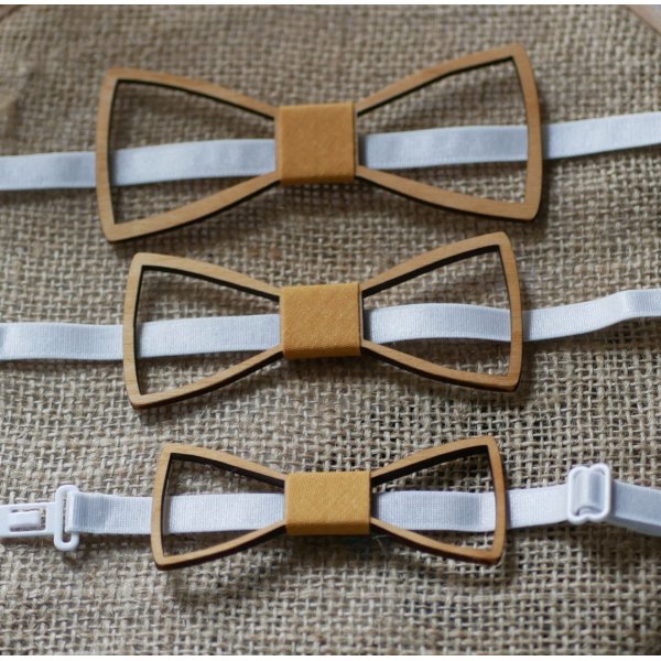 Frans opengewerkt houten strikje 