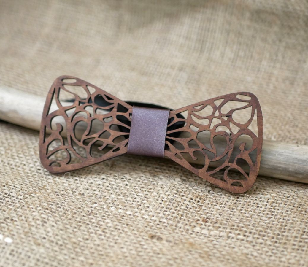 Franse houten vlinderdas met uitgeholde arabesken