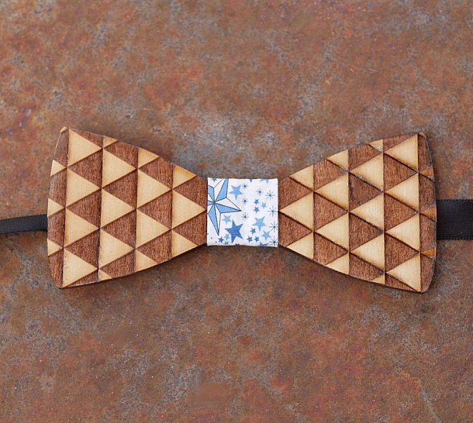 Houten vlinderdas gegraveerd met driehoeken