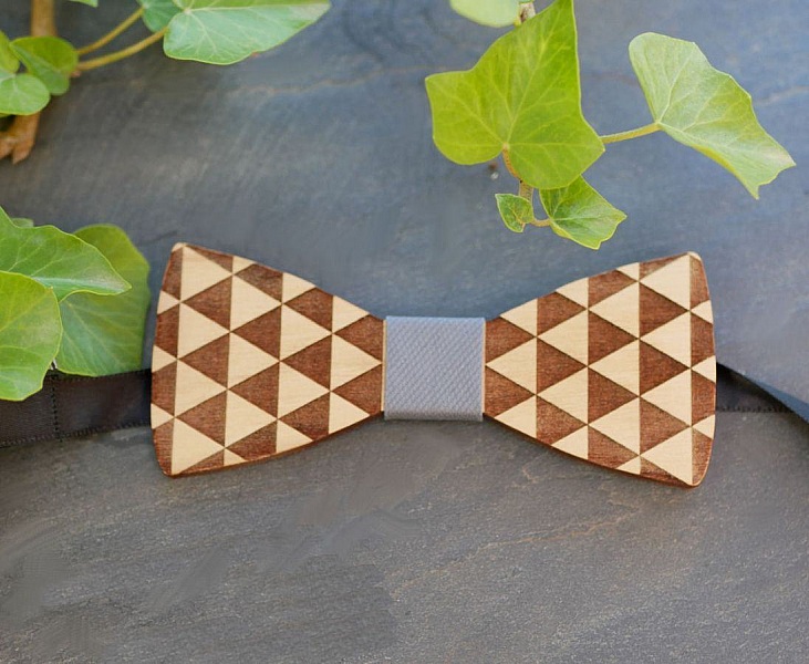 Houten vlinderdas gegraveerd met driehoeken
