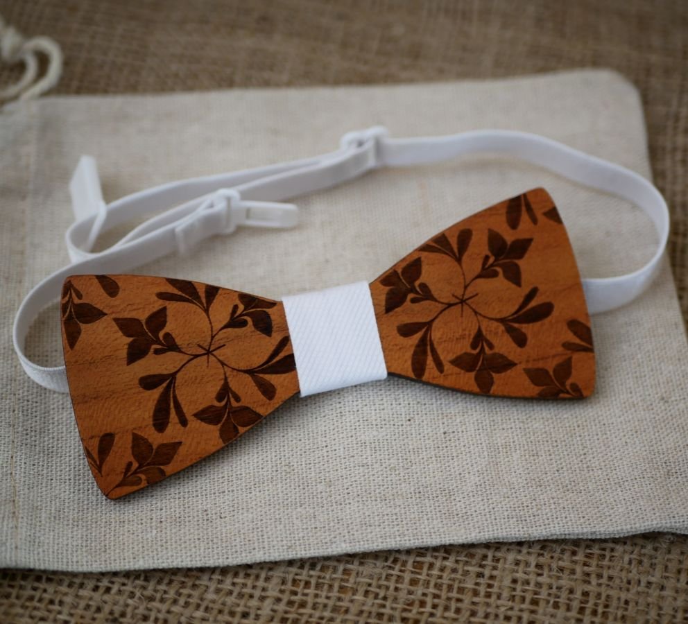 Houten vlinderdas gegraveerd met grote bloemen 
