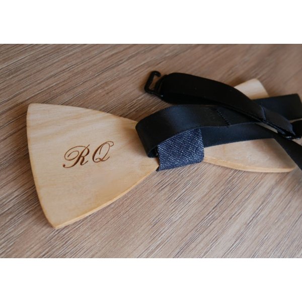 Houten strik voor bruiloft gegraveerd met trouwringen gemaakt in Frankrijk