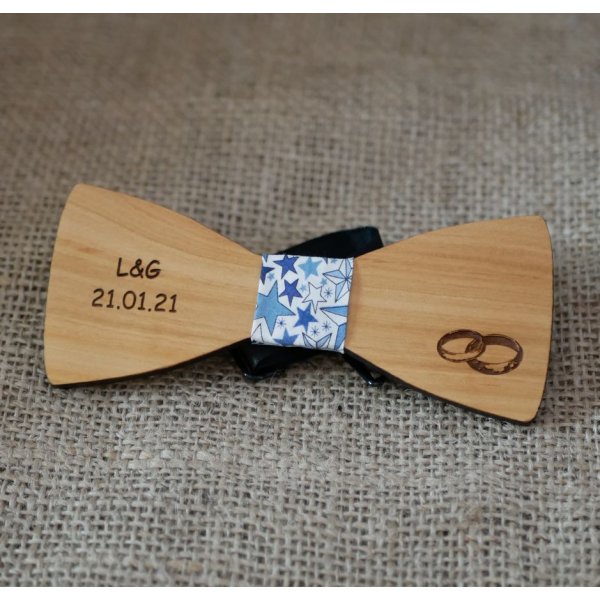 Houten strik voor bruiloft gegraveerd met trouwringen gemaakt in Frankrijk