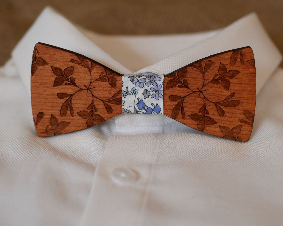 Houten vlinderdas gegraveerd met grote bloemen om te personaliseren